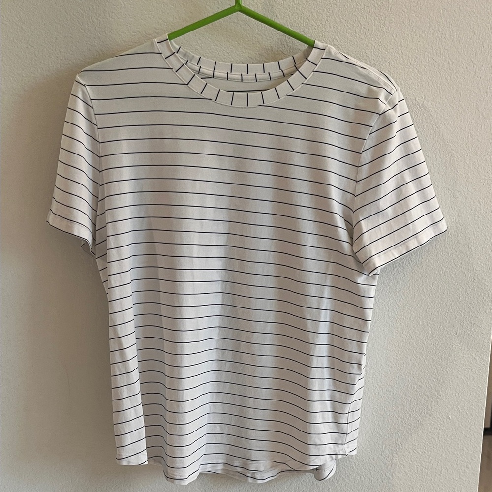 Lululemon women’s crew neck athletic shirt. Excellent condition